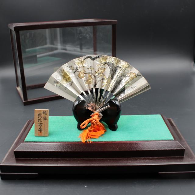 002 武比古作松竹梅岁寒三友纯银扇形摆件平成时期|品得拍—24小时在线