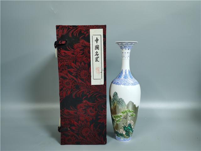 【志】中国古玩 乾隆年製 細密人物画薄胎花瓶 中国美術 ●31069 北京保利2024春拍丨雍乾秘珍，辉映东西